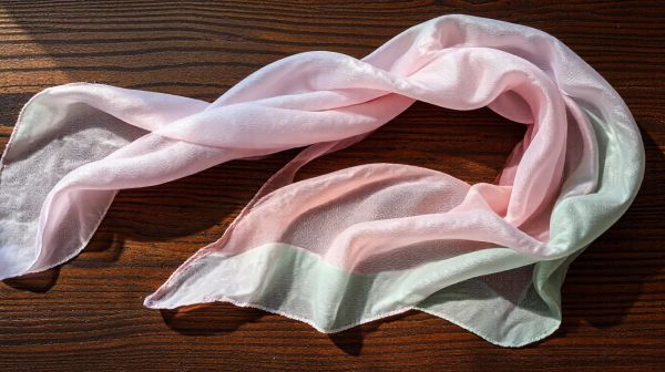Découvrez notre sélection de foulards en soie luxe pour femme